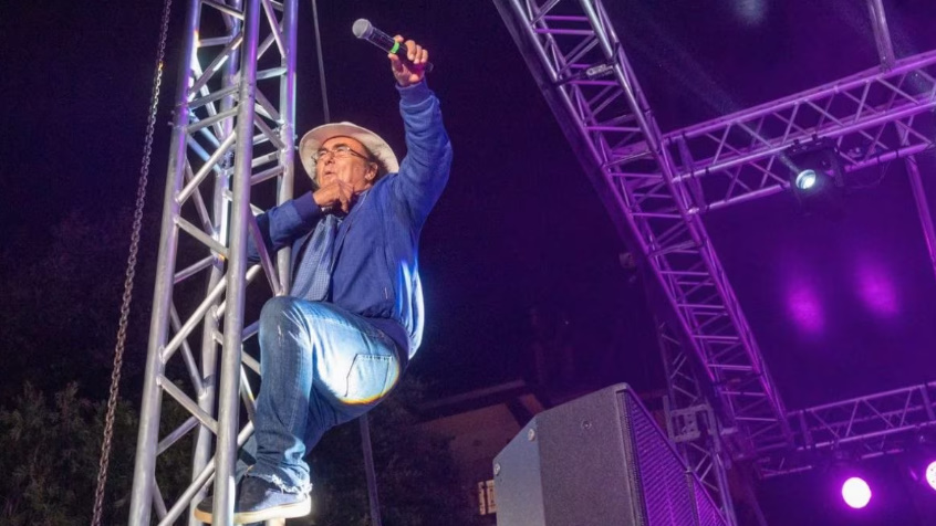 Al Bano si arrampica su un traliccio durante un concerto: il video è virale