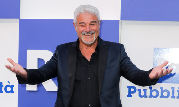 Pino Insegno: “Sono otto mesi che leggo di me senza che io parli. I due programmi? Sono due sfide diverse che mi appassionano”