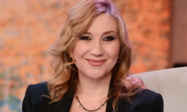 Serena Bortone saluta il pubblico di ‘Oggi è un altro giorno’: “Gli italiani sono molto più avanti di quel che si crede. Siate liberi, a qualsiasi prezzo”