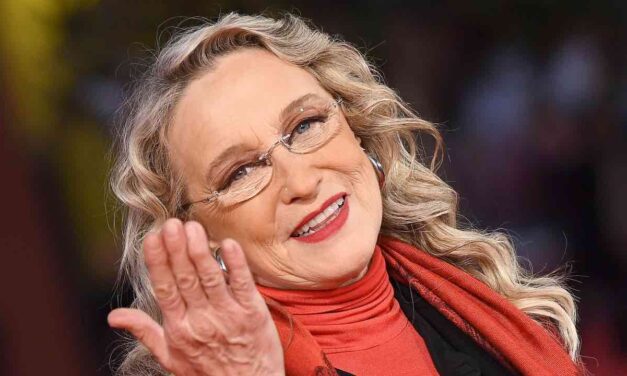 Eleonora Giorgi: “Martedì mi opero, ho paura, però mi affiderò alla scienza. Massimo Ciavarro? Vuole essere con me quando mi opererò!”