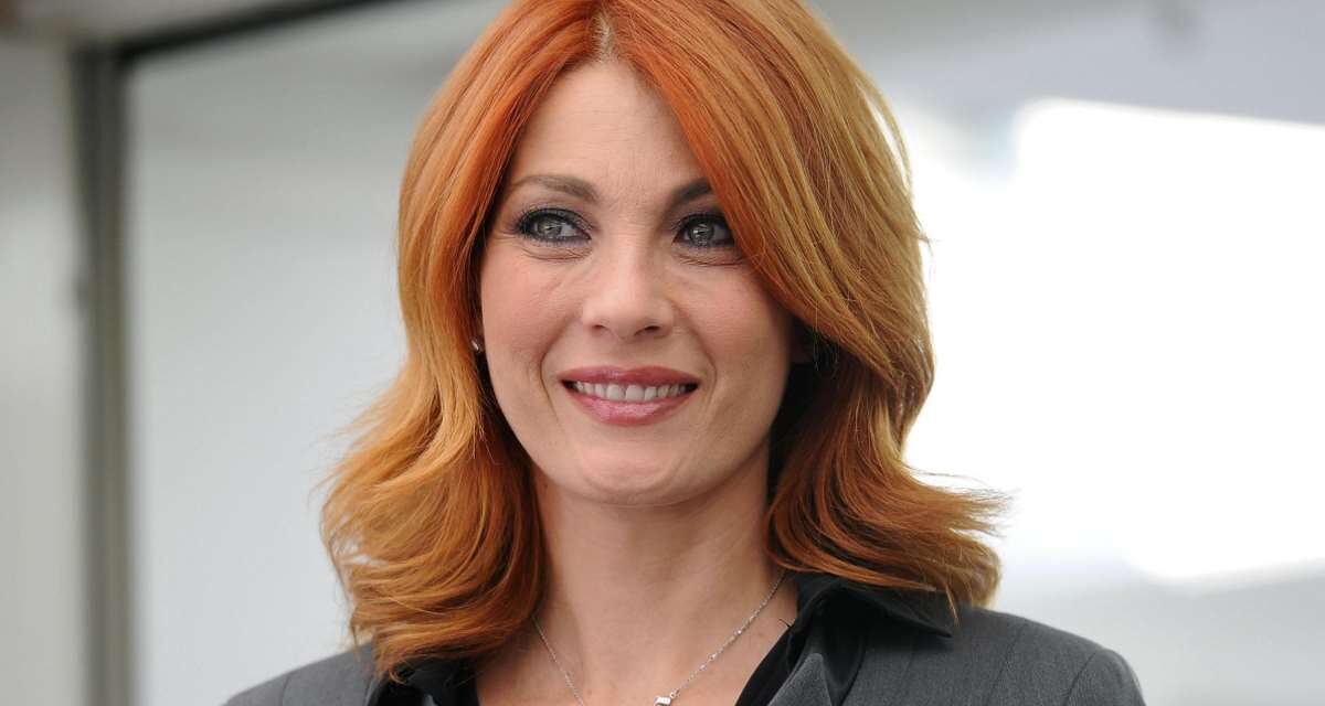 Milena Miconi: «Rifiutai Baywatch, dopo diventai la primadonna del Bagaglino. Pingitore mi presentò così: “Non sa ballare, non sa cantare, eppure piacerà alle donne”»