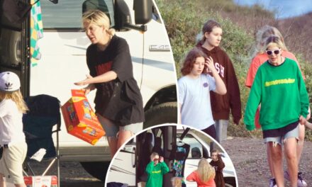 Tori Spelling, “Donna” di Beverly Hills 90210 vive attualmente in un camper con i 5 figli dopo il divorzio