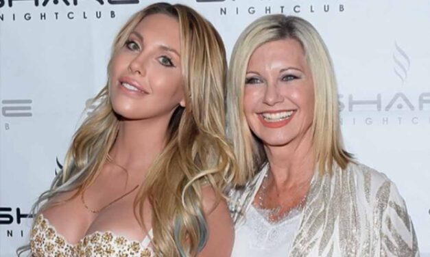 Olivia Newton-John, la figlia rivela: “Ricevo sue visite dall’aldilà. Si presenta sotto forma di sfera blu”