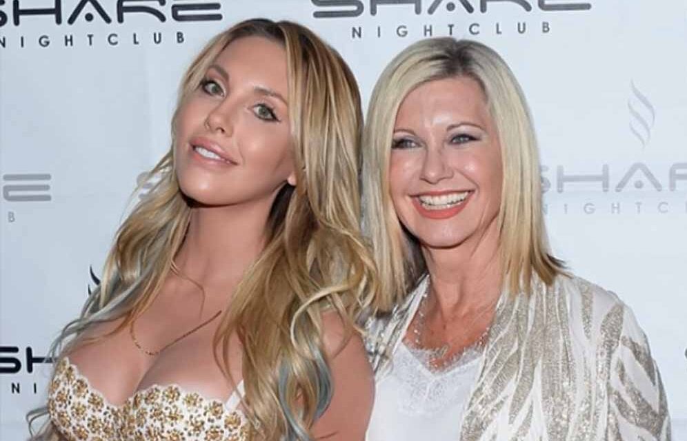 Olivia Newton-John, la figlia rivela: “Ricevo sue visite dall’aldilà. Si presenta sotto forma di sfera blu”