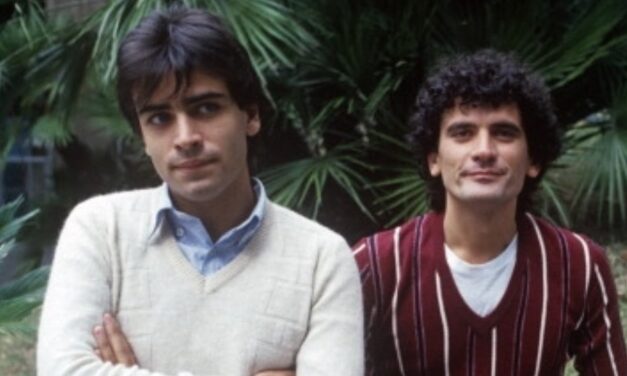 Enzo De Caro: “Io e Troisi volevamo essere Mogol e Battisti di San Giorgio a Cremano. Pino Daniele era il mio compagno della musica“