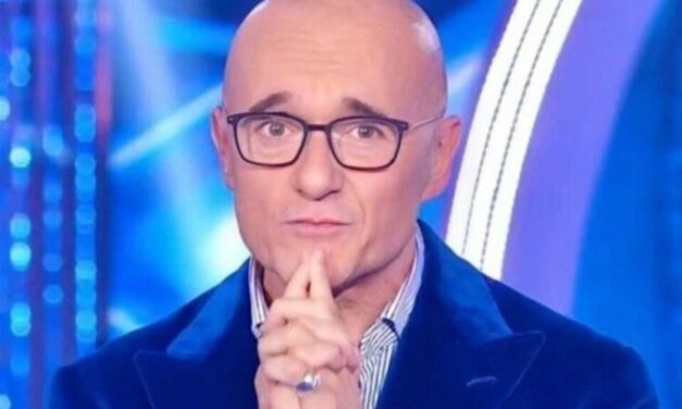 Alfonso Signorini sui cantanti a torso nudo a Sanremo: “Se la canzone non colpisce, lo fanno gli addominali. Quest’anno più che Sanremo sembrava il casting Baywatch!”