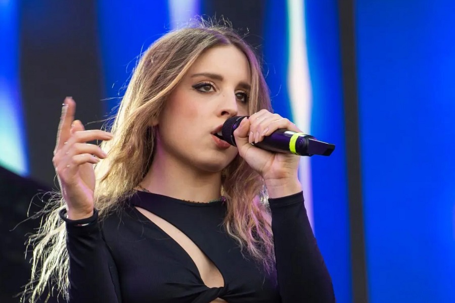 Angelina Mango, lo sfogo social: “È possibile che debba aver paura di uscire la sera da sola? Indosso la tuta invece dei leggings”