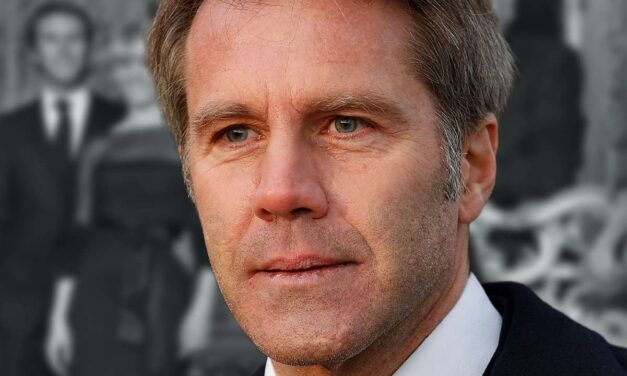 Emanuele Filiberto di Savoia mette in vendita i cimeli di famiglia: “Non si può tenere tutto. Bisogna avere il coraggio di disfarsi di quel che non serve più”