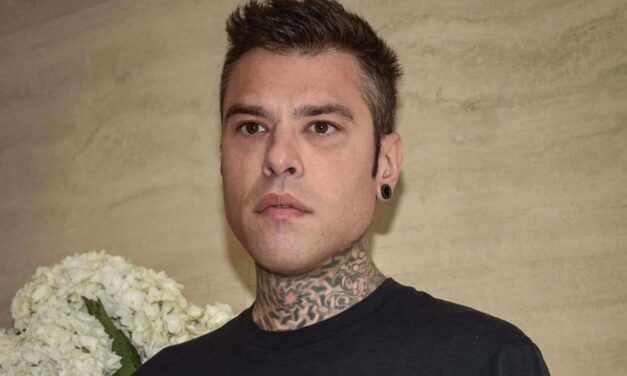 Fedez: “Sono ricoverato a causa di due ulcere che mi hanno causato un’emorragia interna. Grazie a due trasfusioni di sangue ora sto molto meglio”