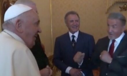 Il Papa riceve Sylvester Stallone: “Siamo cresciuti con i tuoi film” e lui “Pronto per boxare”?