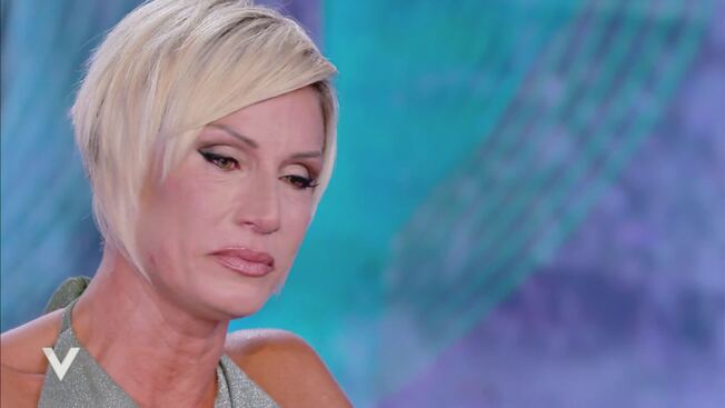 Annalisa Minetti: “La malattia ha concluso il suo viaggio, ora non vedo più nulla. Il dolore più grande è non poter immaginare i miei figli”