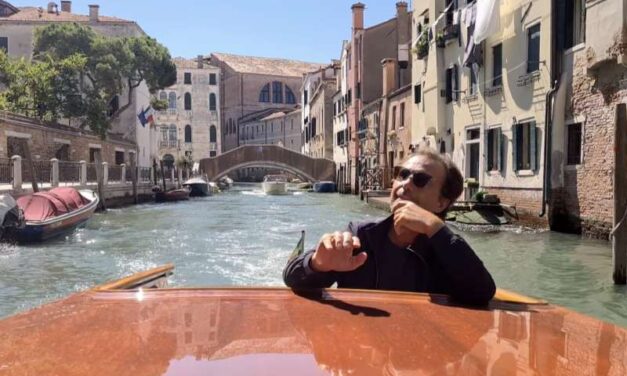 Antonio Zequila arriva a Venezia 80 e saluta i suoi fan, ma intorno non c’è nessuno