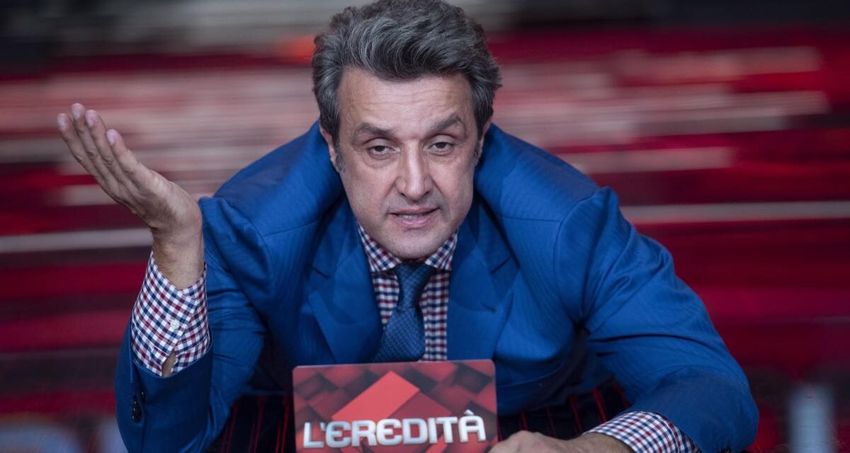 Flavio Insinna su L’eredità: “Mi mancherà quella famiglia, quell’affetto. Ho ricevuto tanto. Sono un sentimentale, mi lego, non è mai solo lavoro”