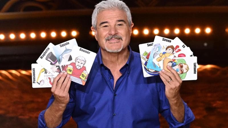 Pino Insegno sull’avvio del nuovo Mercante in Fiera: “Ma quale flop, gli ascolti sono buoni. Bisogna dare il tempo ai programmi di crescere”