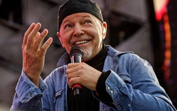 Vasco Rossi: “Ho vissuto la Milano da bere e l’ho vissuta in tutti i sensi. Vita Spericolata? E’ stata fraintesa. Io le sostanze le usate solo per scrivere canzoni!”