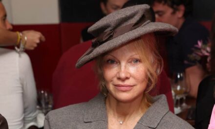 Pamela Anderson, senza trucco alle sfilate di Parigi: “Da quando la mia truccatrice è morta ho sentito che era meglio per me non truccarmi!”