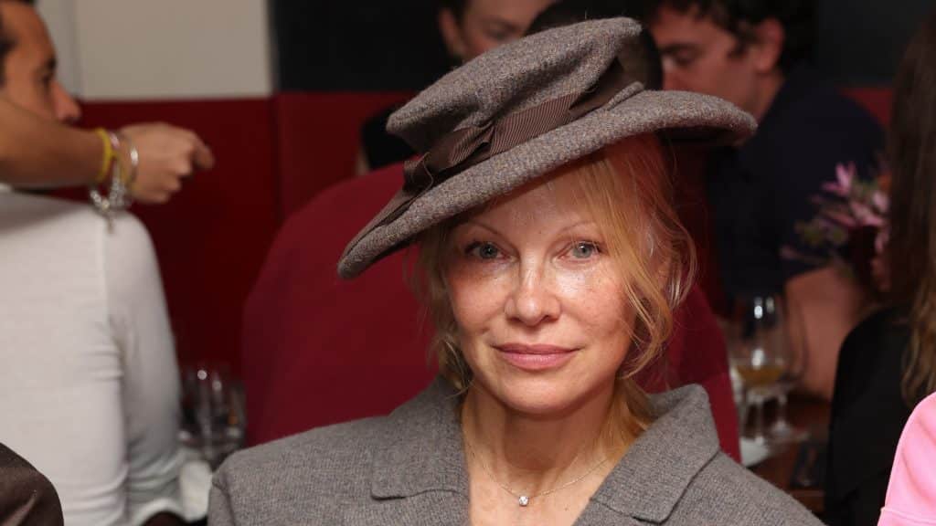 Pamela Anderson, senza trucco alle sfilate di Parigi: “Da quando la mia truccatrice è morta ho sentito che era meglio per me non truccarmi!”