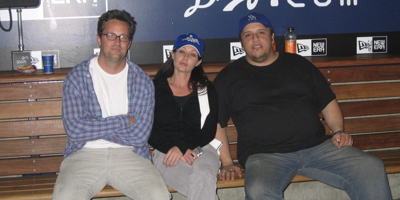 Morte Matthew Perry, l’omaggio di amici e colleghi, da Shannen Doherty a Alyssa Milano