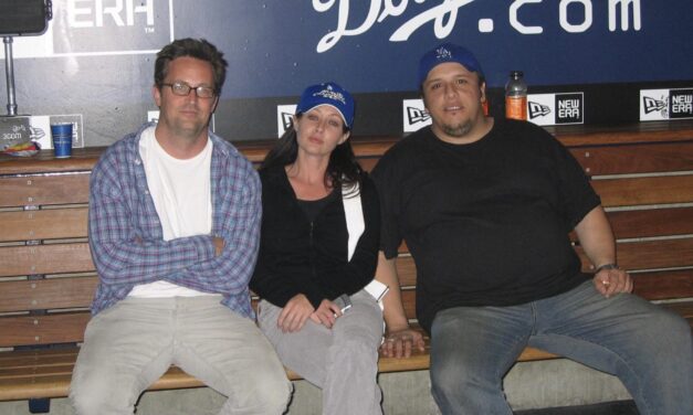 Morte Matthew Perry, l’omaggio di amici e colleghi, da Shannen Doherty a Alyssa Milano
