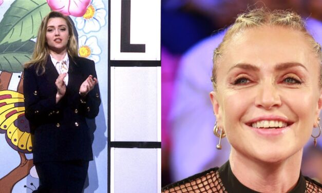 Paola Barale: “La ruota della fortuna? Gerry Scotti tratta Samira come Mike trattava me. Il ruolo della donna va cambiato, mi piacerebbe che si sdoganasse la valletta”