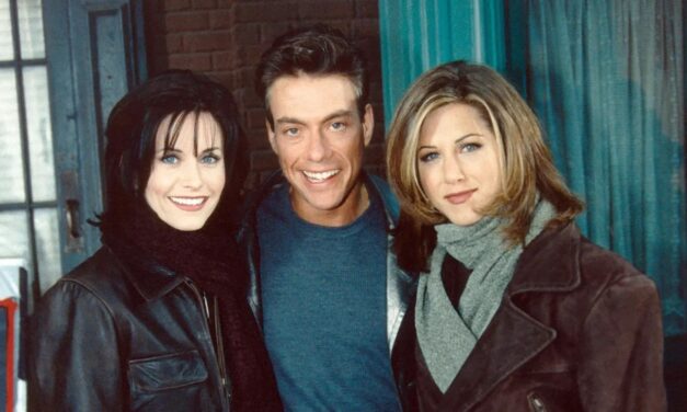 Jean-Claude Van Damme ricorda il cameo in Friends: “La mia recitazione è pessima, mi vergogno, sembro un prosciutto”