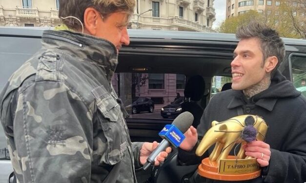 Fedez riceve un Tapiro speciale per l’allontanamento di Morgan da X Factor: “E’ stato cacciato perché ha fatto qualcosa di brutto”