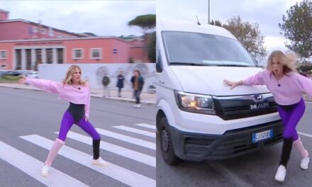 Viva Rai 2: Alessia Marcuzzi balla al semaforo sulle note di “Maniac”