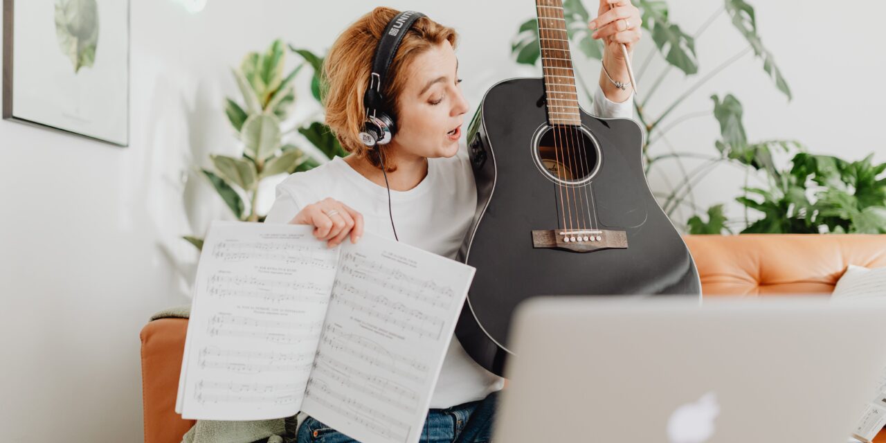 Come imparare a leggere le note musicali: le differenze tra l’apprendimento da autodidatta e un corso