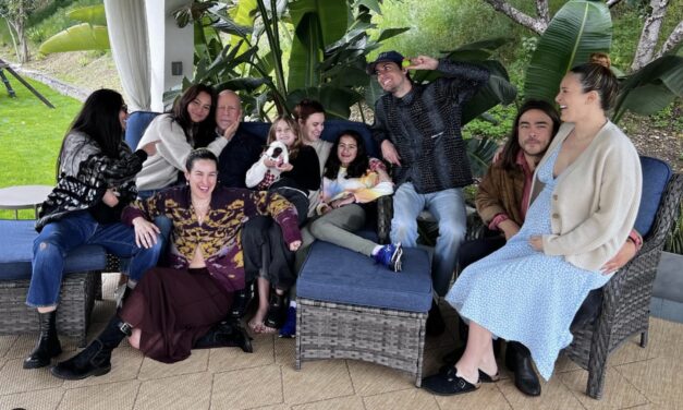 Bruce Willis festeggia il Ringraziamento in famiglia, la moglie: “Sono grata per questo amore”
