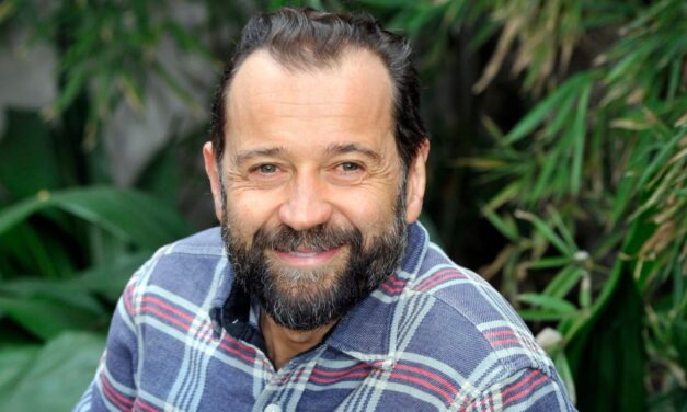 Fabio Volo: “Vengo da una famiglia con debiti, vedere qualcuno fare beneficenza con ostentazione mi colpisce. Non si tratta di soldi, ma di dignità!”