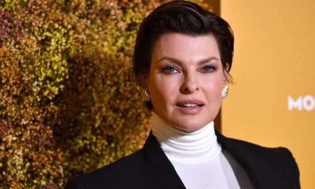 Linda Evangelista: “Non voglio più dormire con nessuno. Odio sentire qualcuno respirare accanto a me”