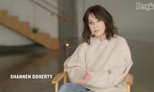 Shannen Doherty, il cancro al quarto stadio si è diffuso alle ossa: “Non ho ancora finito di vivere e amare”