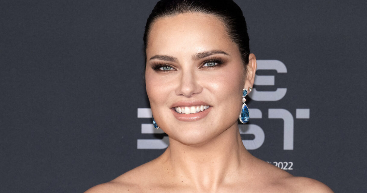 Adriana Lima: “Non ho più 16 anni. Ho 42 anni e sono felice come non lo sono mai stata. Accetto la mia età e non cambierò per nessuno”