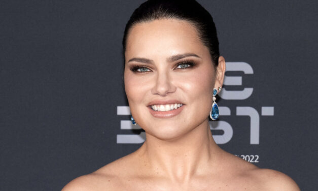 Adriana Lima: “Non ho più 16 anni. Ho 42 anni e sono felice come non lo sono mai stata. Accetto la mia età e non cambierò per nessuno”