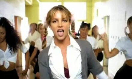 Britney Spears su Baby One More Time: “Sapevo che era una grande canzone, parla dello stress a cui tutti noi andiamo incontro quando siamo adolescenti”