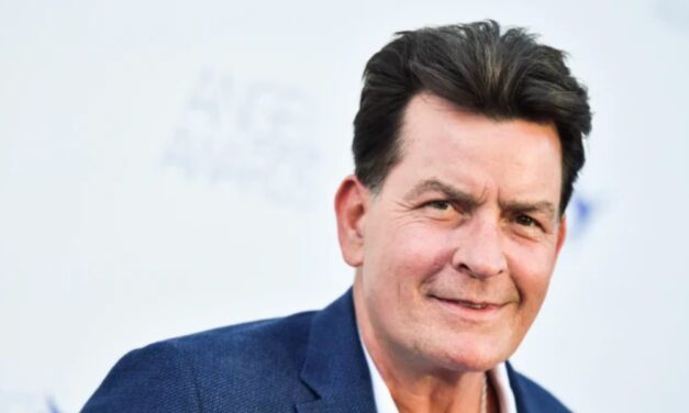 Paura per Charlie Sheen aggredito in casa a Malibu. «La vicina di casa gli ha strappato la camicia e ha cercato di ucciderlo»