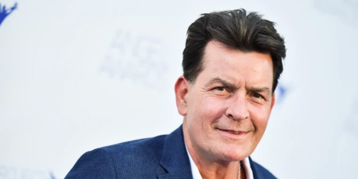 Paura per Charlie Sheen aggredito in casa a Malibu. «La vicina di casa gli ha strappato la camicia e ha cercato di ucciderlo»