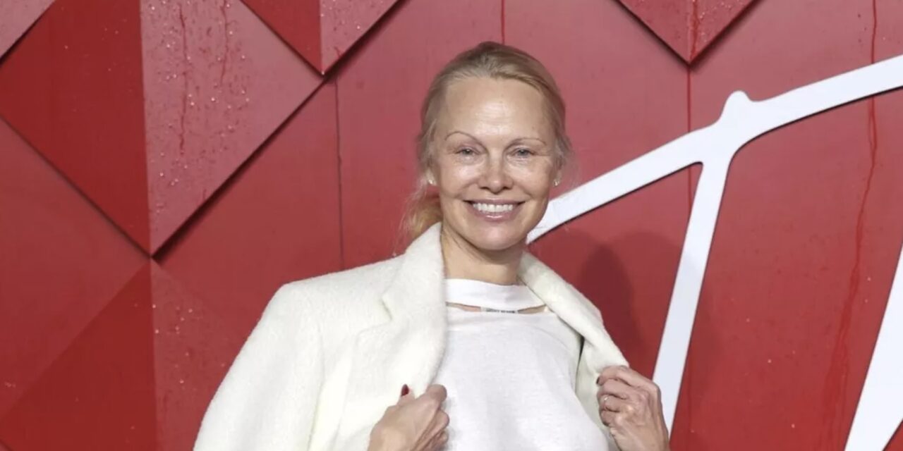 Pamela Anderson senza trucco ai 2023 Fashion Awards: “È una liberazione. Al giorno d’oggi sappiamo ancora che aspetto ha un volto?”
