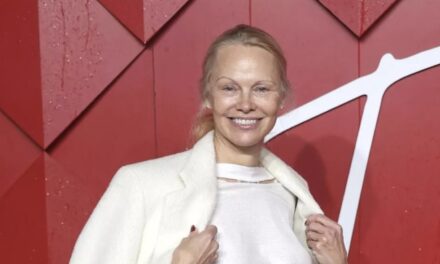 Pamela Anderson senza trucco ai 2023 Fashion Awards: “È una liberazione. Al giorno d’oggi sappiamo ancora che aspetto ha un volto?”