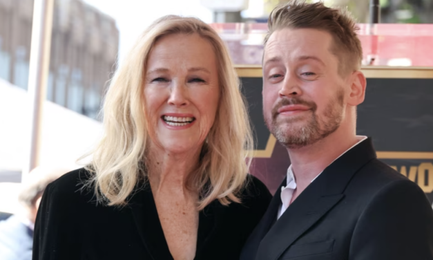 Macaulay Culkin riceve la stella alla Hollywood Walk of Fame, con lui c’è anche Catherine O’Hara