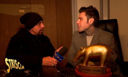 Striscia, Tapiro a Fedez per la telenovela X Factor: «Sono l’unico che ha parlato. Gli altri hanno fatto scena muta»