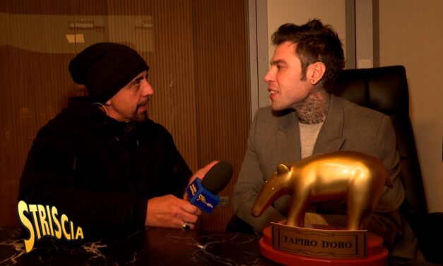 Striscia, Tapiro a Fedez per la telenovela X Factor: «Sono l’unico che ha parlato. Gli altri hanno fatto scena muta»