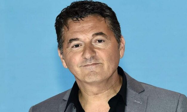 Teo Mammucari: “Mia madre mi disse ‘andiamo al luna park’, invece mi lasciò in collegio dalle suore. Nei villaggi turistici, una sensitiva predisse tutto quello che è, poi, accaduto!”