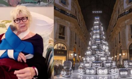 Caterina Caselli inciampa nell’albero di Natale a Milano e si frattura l’omero: “State attenti, succede a tanti”
