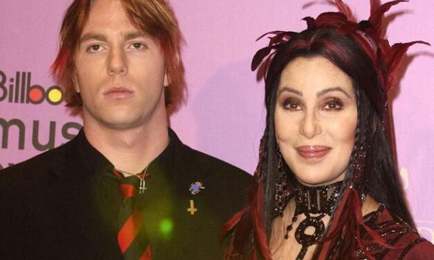 Cher chiede la tutela legale del figlio 47enne: “Rischia di spendere tutti i soldi in droga”