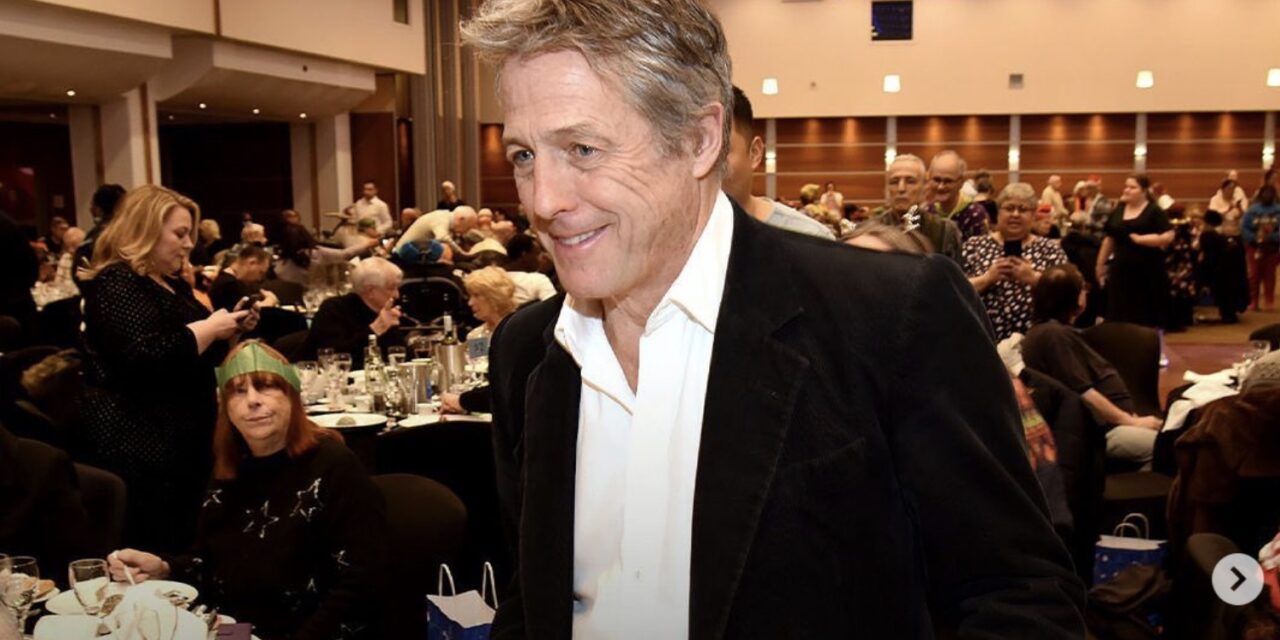 Hugh Grant serve il pranzo il giorno di Natale a 500 anziani rimasti soli