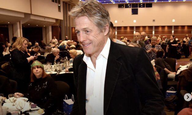 Hugh Grant serve il pranzo il giorno di Natale a 500 anziani rimasti soli