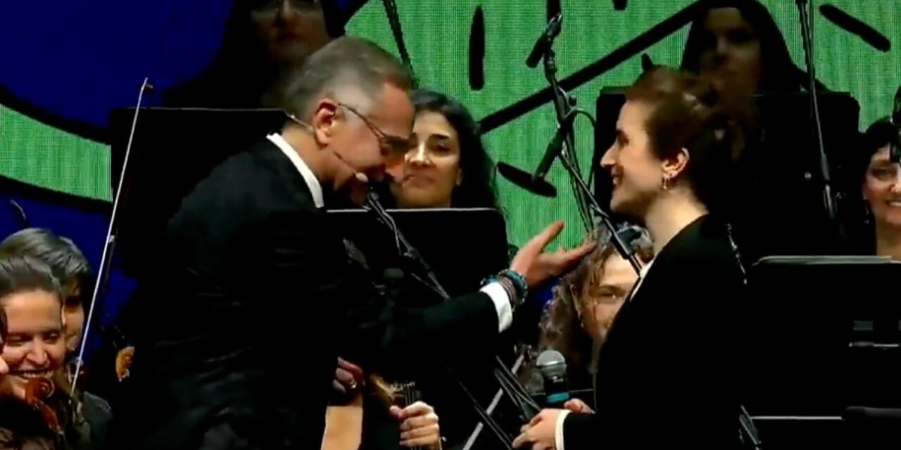 La direttrice d’orchestra Perrotta delusa da Bonolis: “Essere chiamata sul palco più volte ‘signora Perrotta’ era brutto e spiacevole. Non offensivo, ma denigrante”