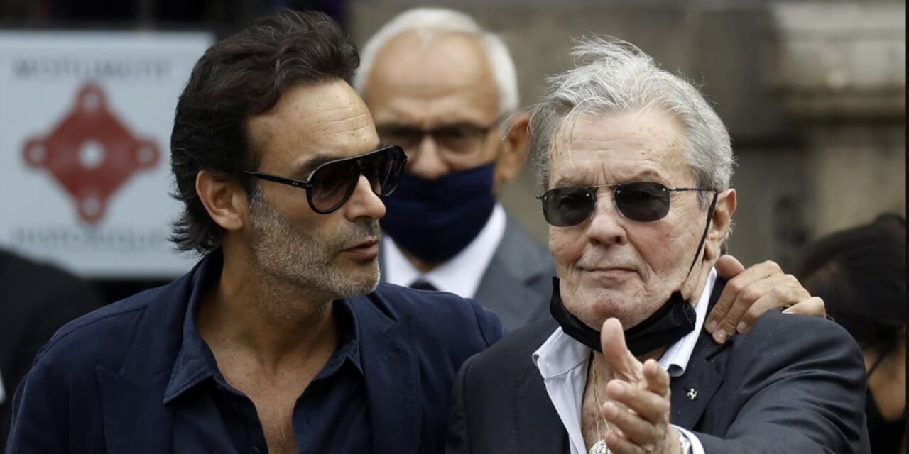 Alain Delon pronto a denunciare il figlio: “Scioccato dalla sua aggressività, vuole danneggiare la reputazione di mia figlia Anouchka”