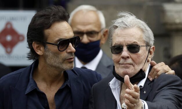 Alain Delon pronto a denunciare il figlio: “Scioccato dalla sua aggressività, vuole danneggiare la reputazione di mia figlia Anouchka”